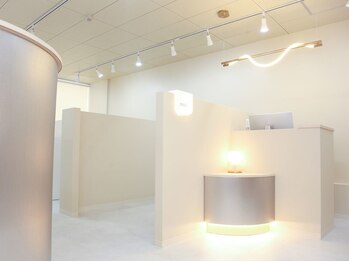 ニュイ 新潟万代店(nuit)/白を基調とした落ち着いた雰囲気