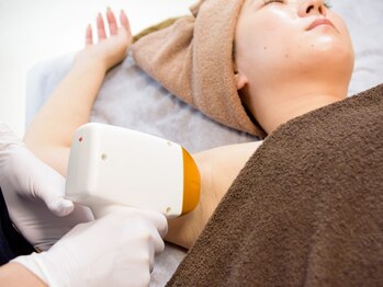 イーエスビューティー(e.s.beauty)の写真/【介護脱毛にもオススメ!】色黒・日焼け肌・白髪にもOK!LED脱毛で自己処理の手間を省き、QOLを上げよう★