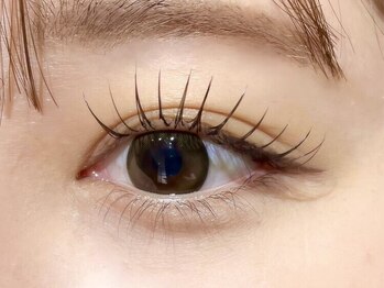 スリーアイ 梅田中崎町(THREE EYE)の写真/"束感×長く伸びる可愛いカール"超軽量のLEDフラットラッシュで素の美しさを引き立てる目元へ!モチも抜群◎