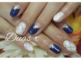 ネイビーとホワイトの大人ネイル