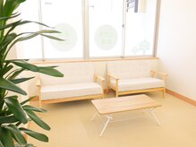 首肩ゆらり接骨院/白、緑を基調とした落ち着く院内