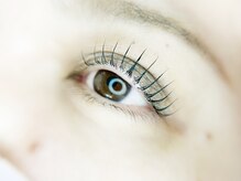 イシュウプリュアイラッシュ(issue+eyelash)の雰囲気（根本から立ち上げるまつげパーマで瞳の中まで輝きます☆）