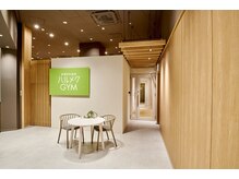 ハルメクジム(ハルメクGYM)の雰囲気(月会費6,990円。新しくて清潔な空間で好きなだけトレーニングを)