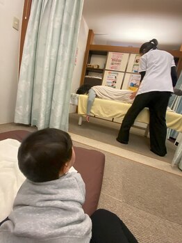 子育てママの整体サロン/施術中のお子様の様子