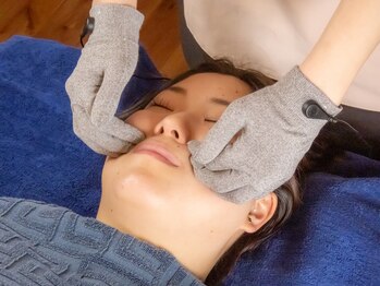 ラグゼ(Ra-Xe)/お顔のツボにアプローチし小顔に