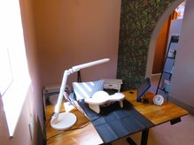 自然光の中で、ゆったりとした時間が流れるネイルブース。