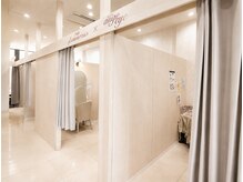 グラマラス アンジェアイ フレスポ富沢店(glamourous×ange eye)の雰囲気(周りを気にせず過ごせる半個室空間♪まつげパーマ/LED/眉毛)