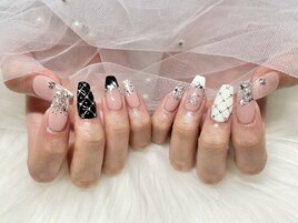 白と黒のキルティングネイル