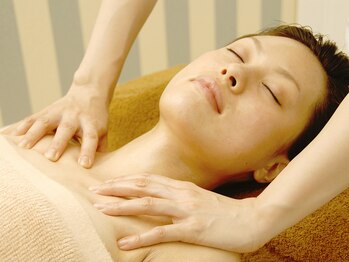 トータルエステティックサロン ガラシャ 梅田店/＜step2-2＞デコルテマッサージ