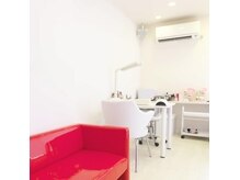 ネイル施術室★ホワイトを基調に清潔感ある空間