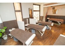 整体サロン ボディファシリテイト 大船イースト店/矯正スペース　奥に個室空間も♪