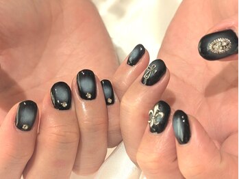 ブラック＆ホワイトチークネイル