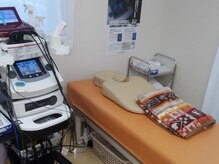 すこやか整骨院の雰囲気（超音波、EMSを使用するための機械と施術用ベッドです。）