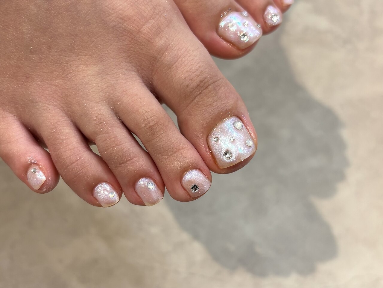 2025年-2026年冬トレンド】オーロラミラー フットのネイルデザイン集