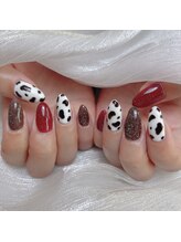 秋の牛柄ネイル