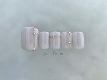 グレージュフットネイル