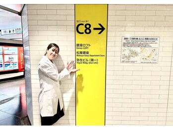 サラエクセレント 銀座/3.黄色のC8出口看板へ【バスト】