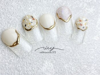 アイヴィー(IVY)/変形フレンチネイル