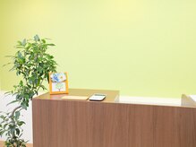 首肩ゆらり接骨院/緑あふれる受付です！
