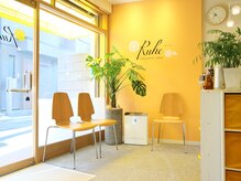 明るく開放感のある待合スペース。植物がアクセントです☆