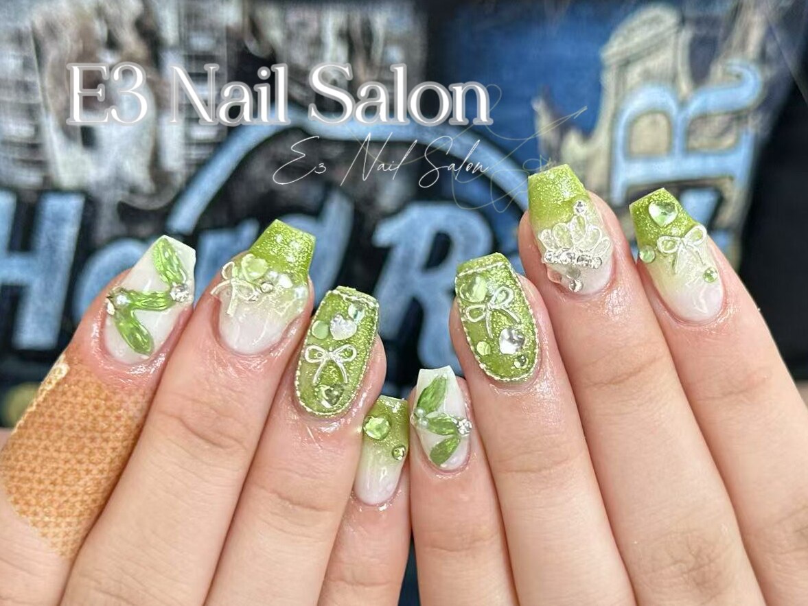 2026年冬トレンド】グリーン リボンのネイルデザイン集｜人気順｜2