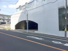 店舗が入っているビルの敷地内に、【6台分】駐車場があります。