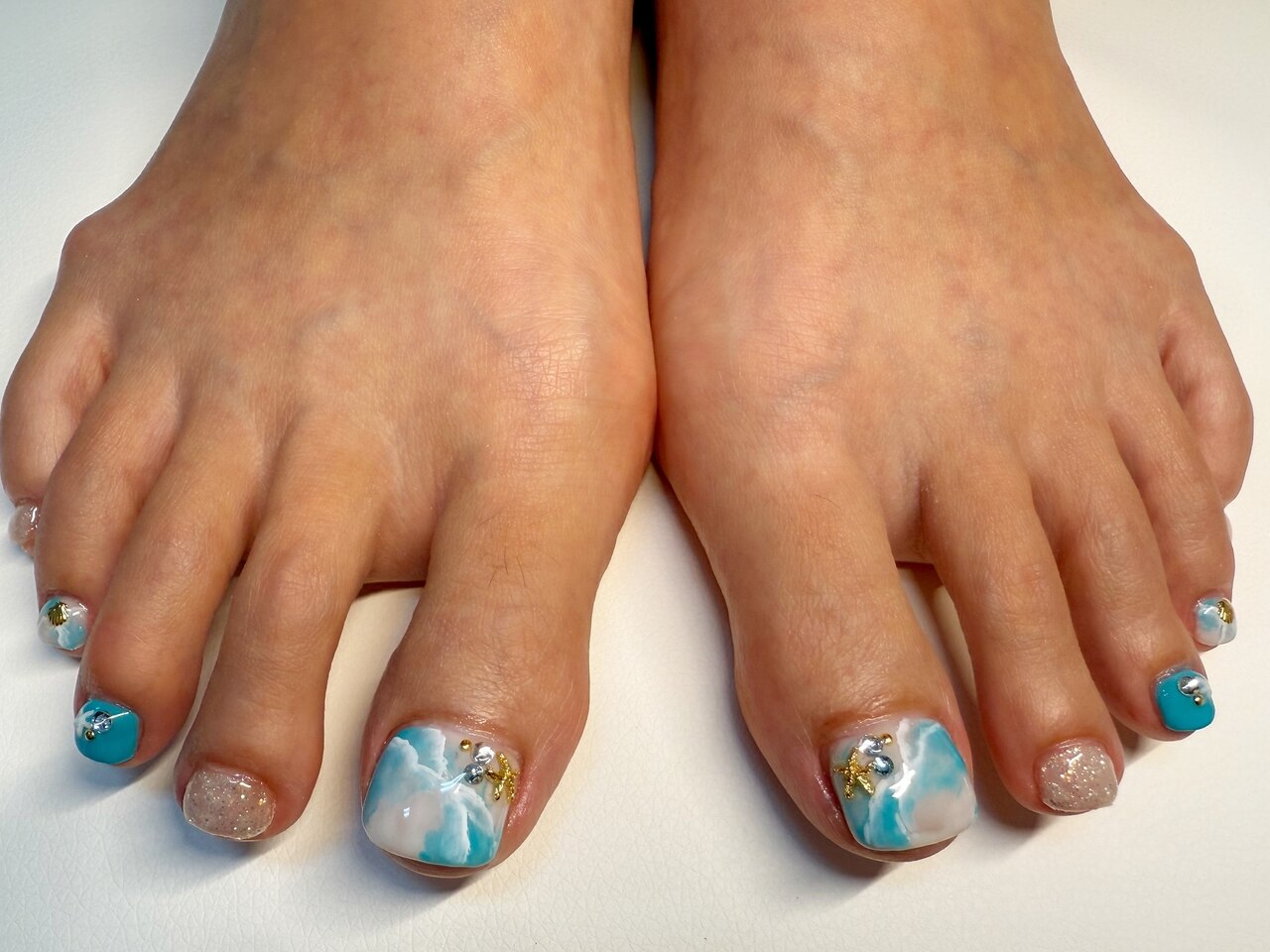 2025年-2026年冬トレンド】大理石 ターコイズ フットのネイルデザイン