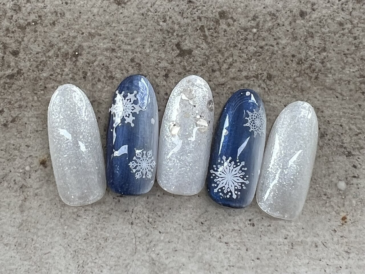 ブルーグレーマグネットクリスマスニュアンスネイル 冬 雪 ツリー リース 白 2025年-2026年冬トレンド】雪の結晶のネイルデザイン集｜人気順
