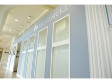 近鉄百貨店四日市店8階、文化サロンの隣にあります。