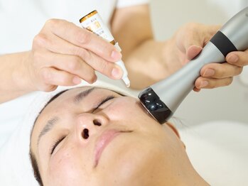 シュシュ エステティックアンドヨガ(chouchou esthetique&yoga)の写真/即効!!!小顔&艶肌が叶う
特許取得マシンで筋膜リフトUP・肌引締め・特許取得コラーゲン注入を同時に