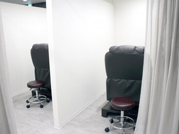 メンズ眉毛サロン BROW MAISON TOKYO梅田店 [メンズアイブロウ/まゆげ/メンズ眉毛]の写真/予約殺到のメンズアイブロウ専門店！マンツーマン施術&個室空間&リクライニングチェアでの施術で満足度◎