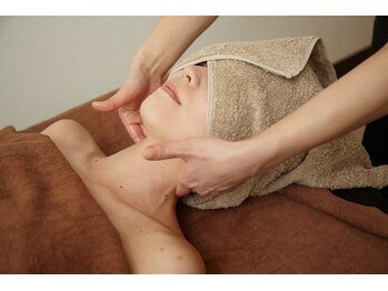 隠れ家ホームサロン レジャンデール/首周りのハリにもアプローチ。