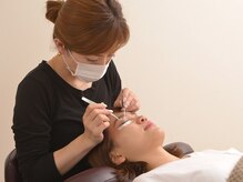 イースト デ アイラッシュ(YEAST de eyelash)の雰囲気（毛流れなどを見極めながら、1本1本丁寧に装着していきます！）