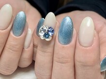 サロンドフォーエイチ(salon de 4H)/ビジューで華やかな指先へ！