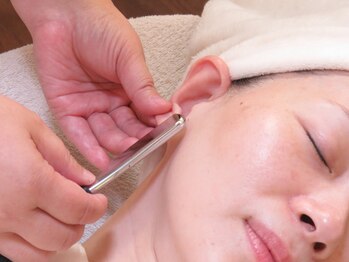 チアキ(CHIAKI)/自分では難しい耳のシェービング