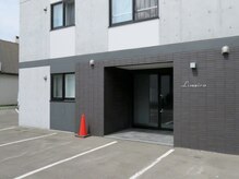 スマートイズム(smart ism)の雰囲気（駐車場完備◎お車のご来店もOKです！▲赤いコーンが目印▲）