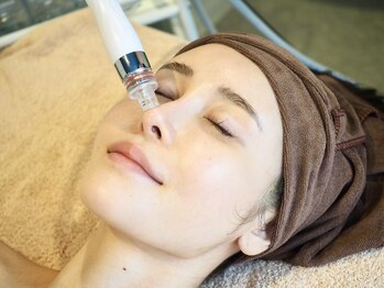 アムールドゥ 麻布十番(Amour deux)の写真/大人の韓国肌管理◆じゅわっと毛穴レス生艶肌〈ハイドラ毛穴洗浄¥3980〉季節の変わり目角栓黒ずみ集中掃除!