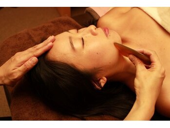 心&体融和salon～Cachetteの写真/頭皮から引き上げる本格小顔ケア。顔ツボ×リンパの相乗効果で、年齢サインやもたつきを解消し美ラインへ。