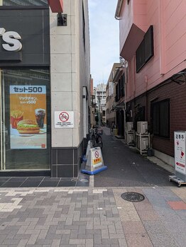 清香苑/マクドナルドの右路地を進みます