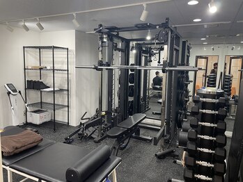 ピピ パーソナルジム 阿佐ヶ谷店(PiPi PERSONAL GYM)/黒を基調として綺麗な内観