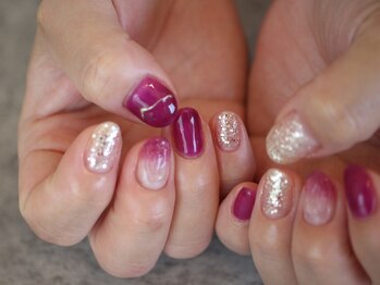 ネイル アトリエ コモード(nail atelier Comodo)/ニュアンスネイル [ルビー]