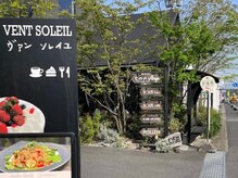 アンドグレース ブロウ 可児店の雰囲気（カフェ「ヴァン・ソレイユ」さんの向かいの建物2階になります♪）