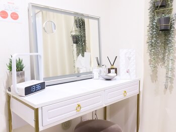 ハリカ 東京新宿店(HARIKA)/白を基調としたパウダールーム