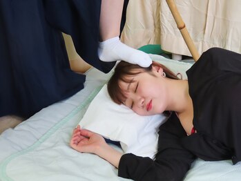 足圧宗家 良知整骨治療院の写真/もう、デスクでの疲れとこりがまるで山盛りの宿題みたいに積もり、それはもう終わりのないマラソンみたい！