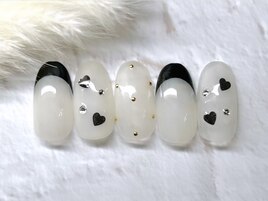 黒フレンチハートネイル