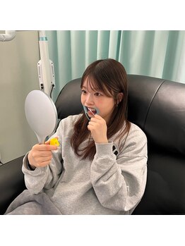 ホワイトニングショップ 大阪本町店/歯にホワイトニングジェル塗布