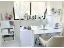 ホワイト基調な個室の落ち着いたサロンです♪