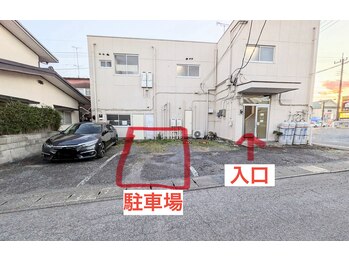 リュウール(Lueur)/駐車場入口