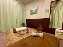 癒しの森 三宮 元町の雰囲気（カーテン仕切りの半個室。ゆったり幅広マットでリラックス度UP！）