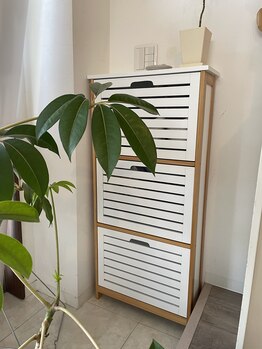 ハノン(Hanon)/入り口のスリッパケースです